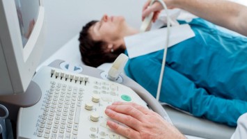 Schilddrüse einer Patientin wird untersucht