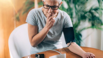 Frau misst Blutdruck