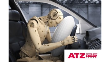Crashtestdummy in einem Fahrzeug mit ausgelöstem Airbag