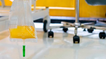 Urinbeutel an einem Krankenhausbett