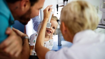 Kind bei der augenärztlichen Untersuchung