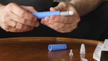 Mann hält Pen in den Händen