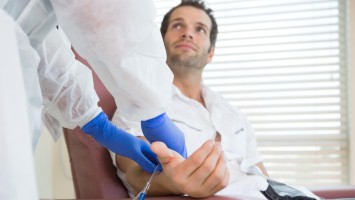 Junger Mann bekommt einen Zugang gelegt