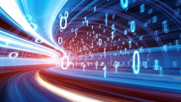 Digital dargestelltes Informationsnetz, 0en und 1en sind vor einem verschwommenen Hintergrund zu sehen