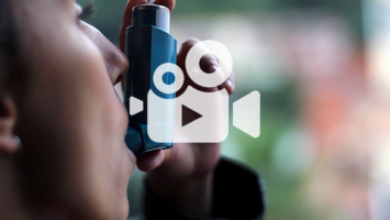 Frau nutzt Asthmaspray