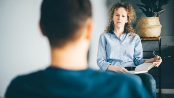 Mann im Gespräch mit Therapeutin