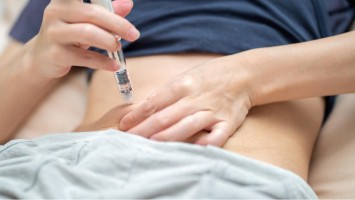 Frau nutzt Pen am Bauch