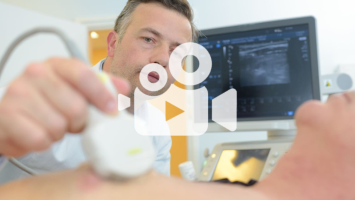 Arzt schallt Brust eines Patienten