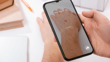 Smartphone wird über Hautbefund gehalten zum scannen