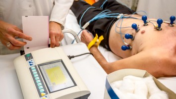 Älterer Mann beim EKG