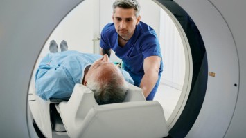 Senior wird in CT geschoben