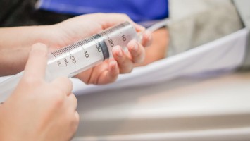 Radiologe injiziert Kontrastmittel