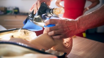 Beutel-Maske-Beatmung am pädiatrischen Notfall-Dummy