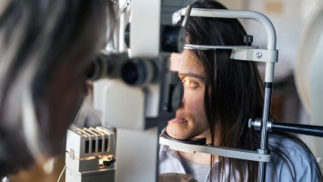 Junge Frau bei Ophthalmoskopie