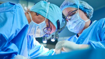 Chirurgin und Assistentin bei OP