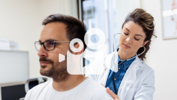 Ärztin hört Patienten ab