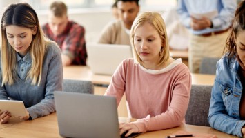 Junge Menschen arbeiten mit Laptops