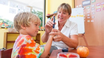 Fachkraft kontrolliert BZ bei kleinem Jungen