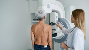 Frau bei der Mammografie