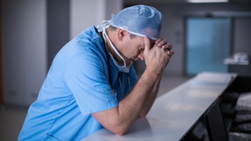 Arzt stützt sich nachdenklich ab