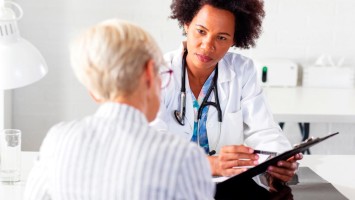 Ärztin informiert ältere Patientin