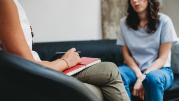 Gespräch zwischen Therapeutin und Patientin