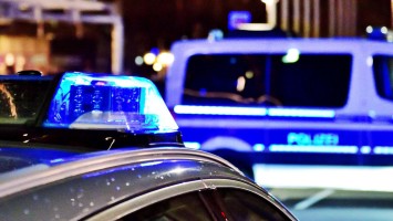 Fahrzeuge der Polizei mit Fokus auf Blaulicht