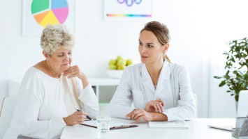 Seniorin spricht mit Ernährungsberaterin
