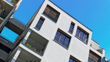 Modernes Mehrfamilienhaus, Ansicht von unten