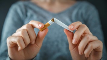 Frau bricht Zigarette durch