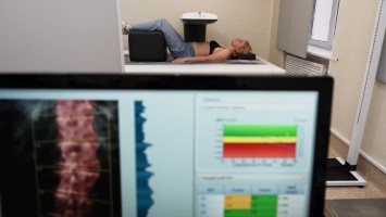 Frau bei Knochenmineraldichte-Messung