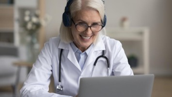 Ärztin im Videocall