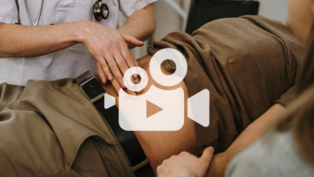 Arzt tastet Bauch eines Patienten ab