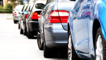 Parkende Autos von hinten in einer Reihe