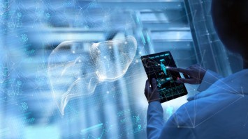 Ärztin analysiert eine Leber mit Hilfe von KI