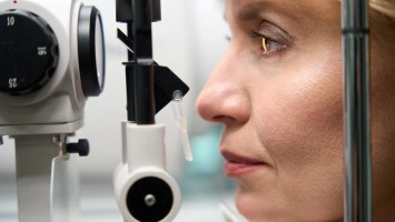 Frau bei Augenuntersuchung