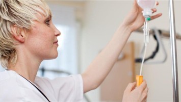 Pflegerin stellt Infusion ein