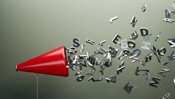 Buchstaben, die aus einem Megaphon kommen