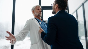 Patient greift Arzt an