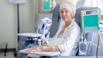 Frau mit Kopftuch und Infusion