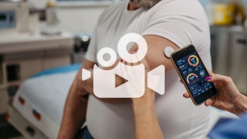 Ärztin verbindet kontinuierliches Glukosemessgerät mit Smartphone