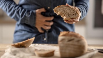 Frau hat Bauchschmerzen nach dem Konsum von Brot