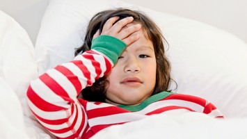 Kind mit Kopfschmerzen 