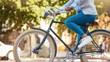 Fahrradfahrerin in der Stadt