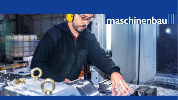 Arbeiter an Zerspanmaschine