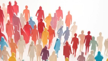 Diverse Menschen im Origami-Stil gehen in eine Richtung