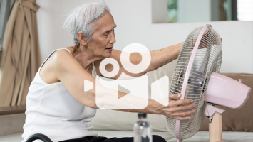 Seniorin leidet unter Hitze