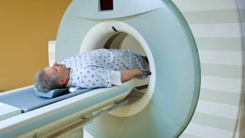 Mann erhält einen CT-Scan 