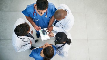 Teamdiskussion im Krankenhaus