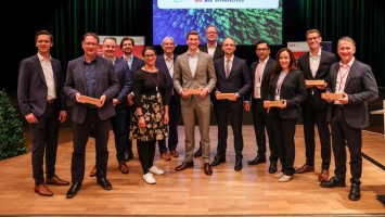 Die Gewinner und Laudatoren des Sustainability Award in Automotive 2024